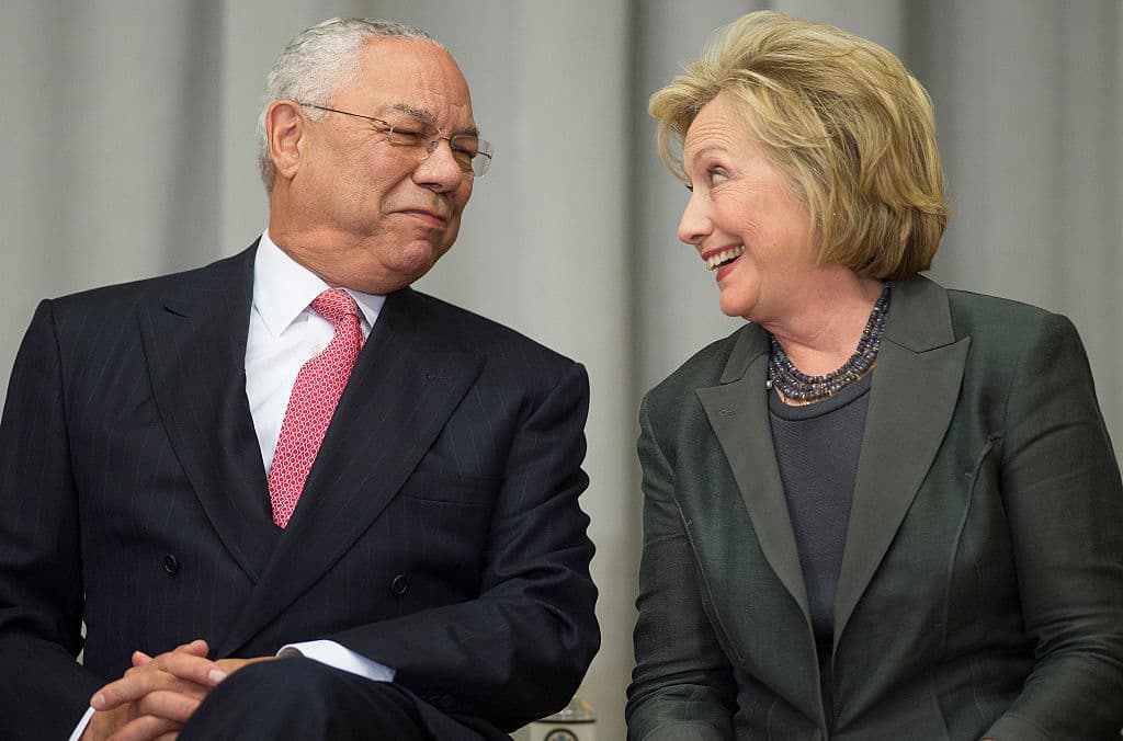 Colin Powell (izda.) y Hillary Clinton (dcha.) conversan durante la ceremonia de inicio de las obras del Centro de la Diplomacia estadounidense en Washington que se celebró en septiembre de 2014.