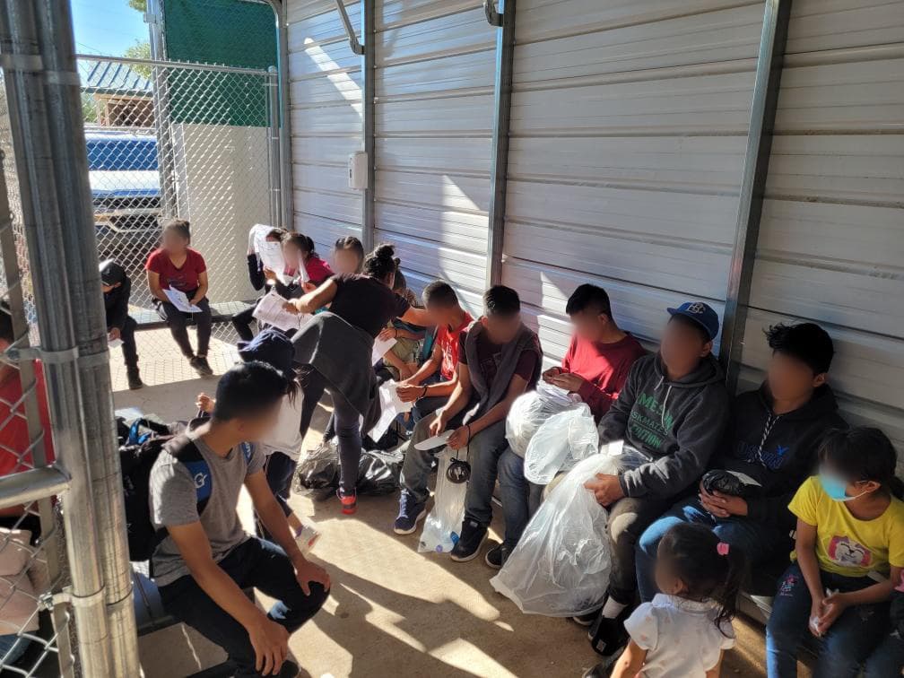 Los agentes de la estación de Tucson encontraron a 68 inmigrantes cerca de Sasabe, Arizona, 58 son menores de edad. La agencia migratoria tuiteó que aunque encuentros como estos son comunes en el Sector Tucson, sus agentes están listos para brindar ayuda humanaria a los niños en la frontera.