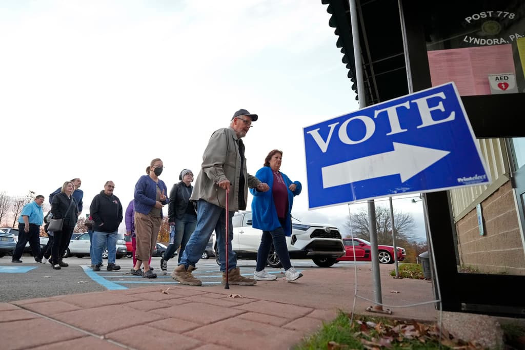 Los votantes ingresan a un centro de votación para emitir su voto en Butler Township, Pensilvania.