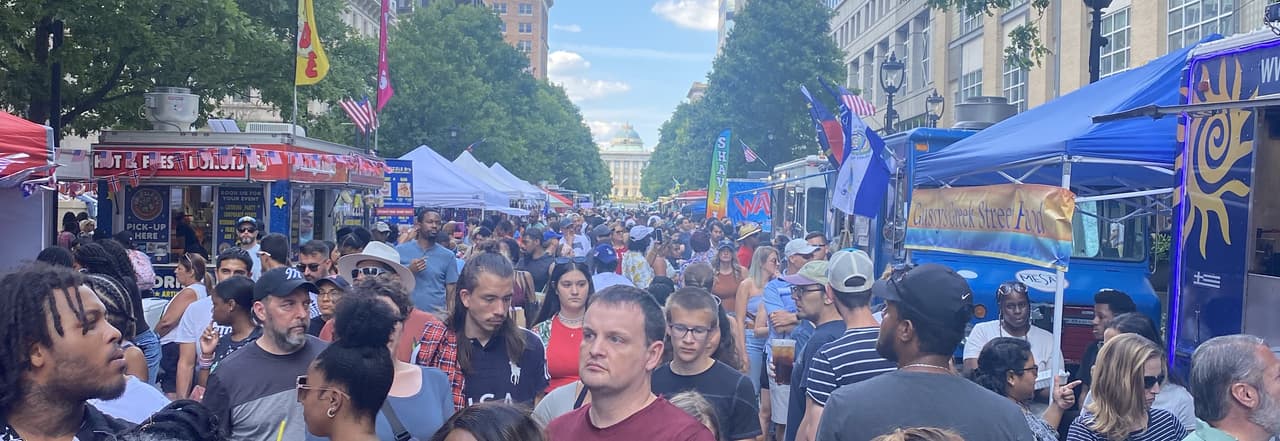 <b>Evento</b>: Raleigh's International Food Festival
<br>
<b>Fecha</b>: 1 de junio
<br>
<b>Lugar</b>: Downtown Raleigh's City Plaza
<br>
<b>Sitio web</b>:
<a href="https://ncvibes.com/raleighs-international-food-festival/">https://ncvibes.com/raleighs-international-food-festival/</a>
<br>
<br>Celebre la comunidad diversa y el espíritu acogedor de Raleigh probando comida, cerveza y vino, además de escuchar música en vivo y ver más entretenimiento de todo el mundo. Se esperan cerca de 20.000 asistentes, según los organizadores.