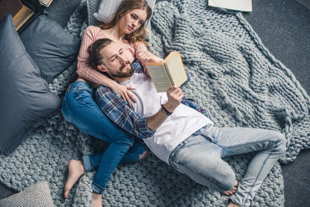 Amar a un ser humano es ser suficientemente humilde y honesto como para recibir su ternura y su cariño sin representar el papel del que nada necesita, por el contrario, es reconocer y mostrar cuánto necesitas también de su dulzura y sus cuidados.