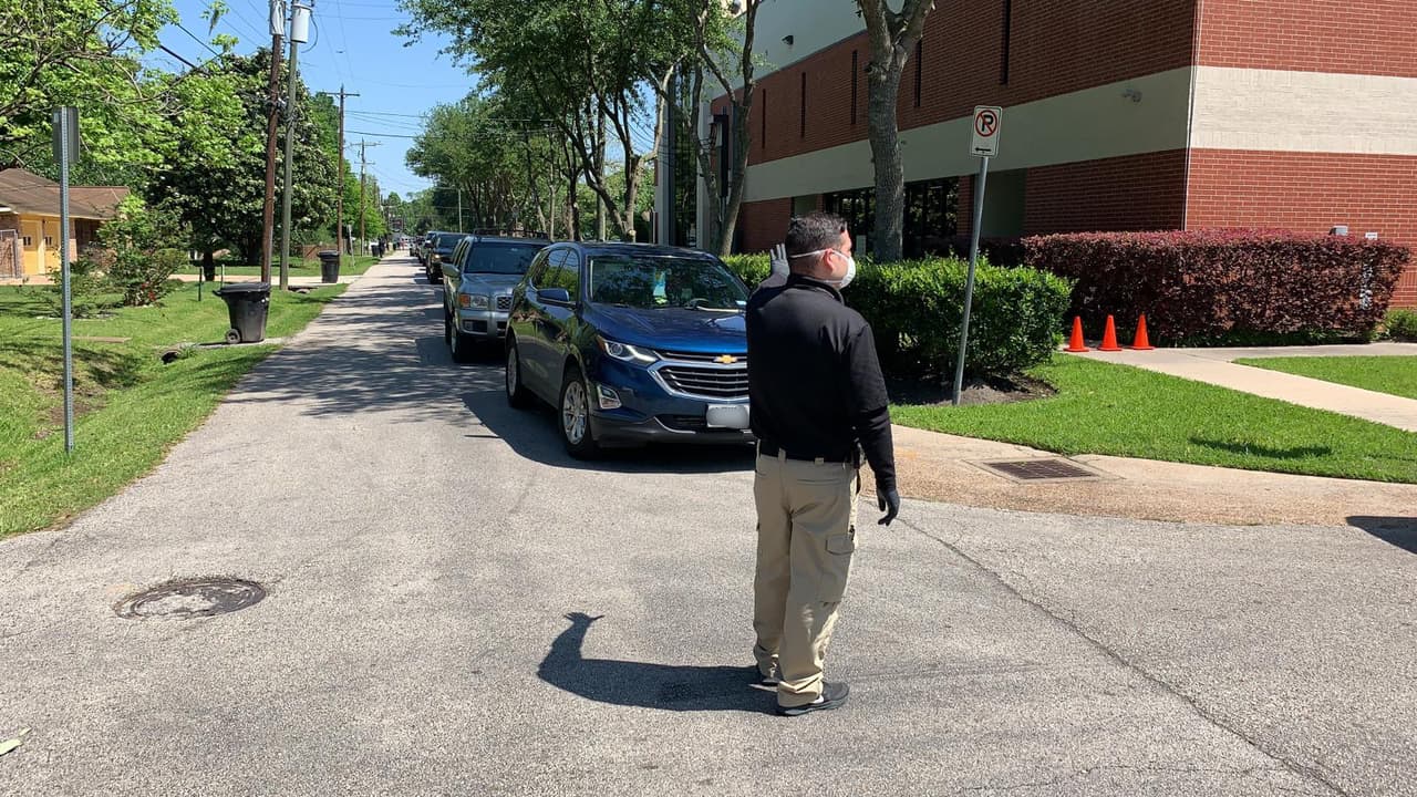 La entrega gratuita de mascarillas y guantes de protección se llevó a cabo el martes 14 de abril de 12:00 p.m. a 3:00 pm.