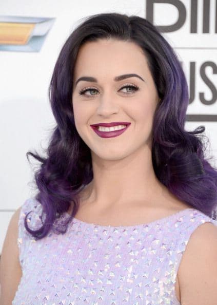 La Katy 'darky' se asomó a los escenarios con este potente morado que invadió no sólo su melena ¡sino su 'make up' y uno que otro de sus 'outfits'.