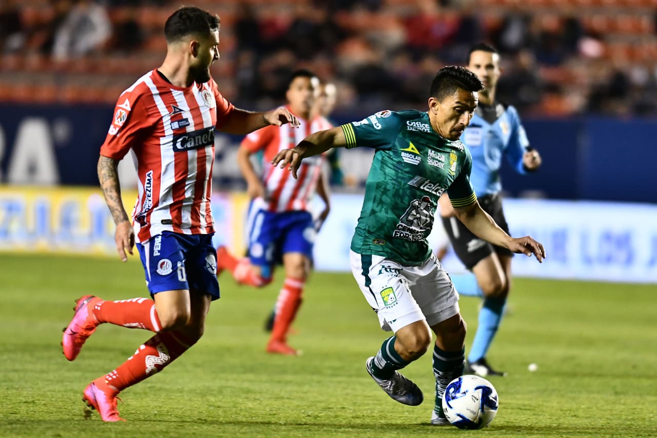 Luis Gallegos presiona y deja sin opciones al mediocampista Ángel Mena.