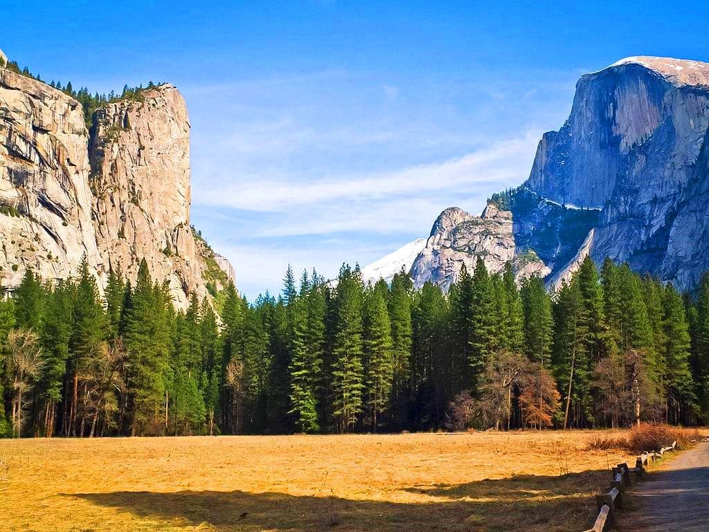 El valle del
<b><a href="https://www.nationalparks.org/connect/explore-parks/yosemite-national-park?gclid=Cj0KCQjwvYSEBhDjARIsAJMn0lhRGIzDLM0ZGfe30uSp-moK3Gwsc8t-3pciUeMysdBAbJs_N0qWj7EaAkxAEALw_wcB" target="_blank">Parque Nacional Yosemite</a></b> es sin duda un paisaje único e imponente. Está ubicado en la zona de la Sierra Nevada. Es un valle glaciar que se caracteriza por las abundantes nevadas y por su gran belleza natural en flora y en fauna.