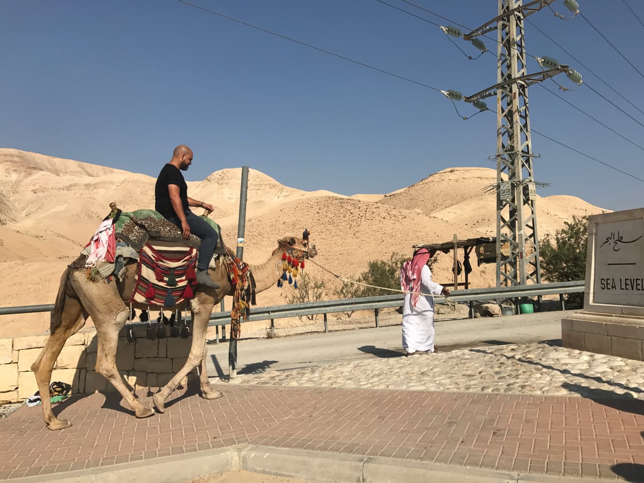 El paseo en camello no le podia faltar a 
<a href="https://www.facebook.com/RaulElPelon/?fref=ts">Raúl 'El Pelón'.</a>