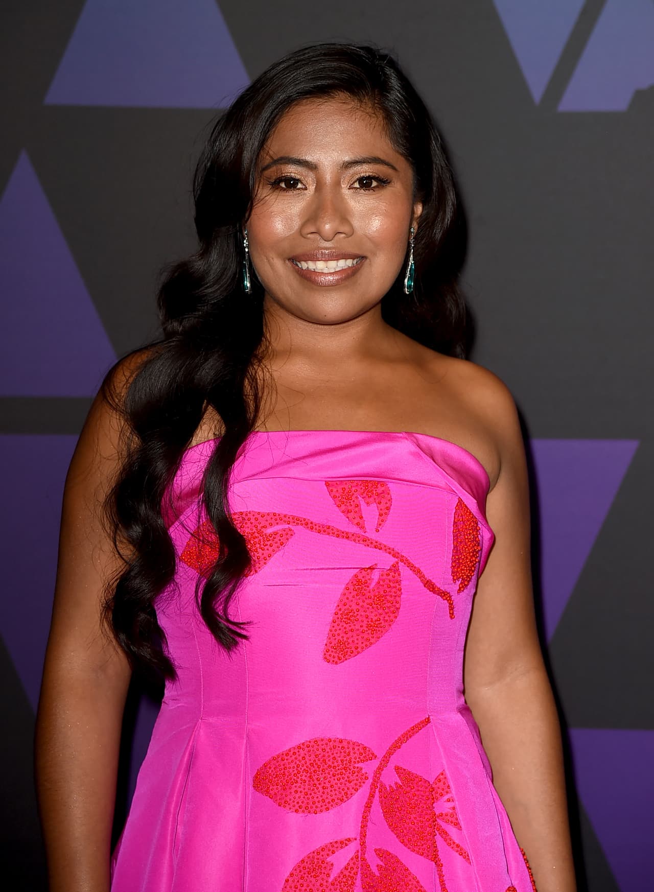 <b>Yalitza Aparicio</b>
<br>Salió del anonimato en 2018 tras su debut actoral en ‘Roma’, cinta de Alfonso Cuarón, desde entonces su cara ha aparecido en campañas publicitarias, revistas de moda y
<a href="https://www.univision.com/famosos/yalitza-aparicio-ya-inspiro-la-creacion-de-una-muneca-de-coleccion-y-al-menos-faltan-dos-mas-fotos">hasta en una muñeca</a>.