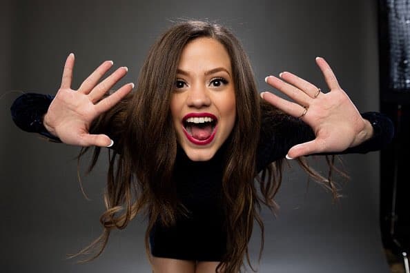 Tal parece que Justin no se puede decidir por una sola chica, pero eso sí, esta lindura es muy del estilo del músico ¿Ya checaste que se parece un poco a Selena?