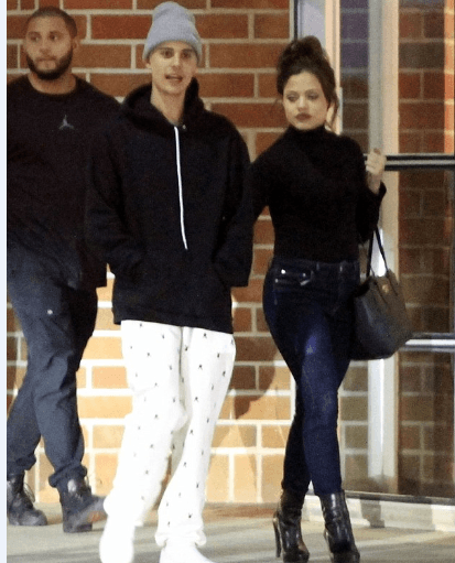 Este par de ¿amigos? fueron cachados muy divertidos uno junto al otro.