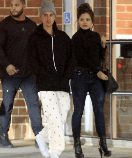 Justin Bieber fue captado en Beberly Hills, paseando con la hermosa actriz Sarah Jeffery.
