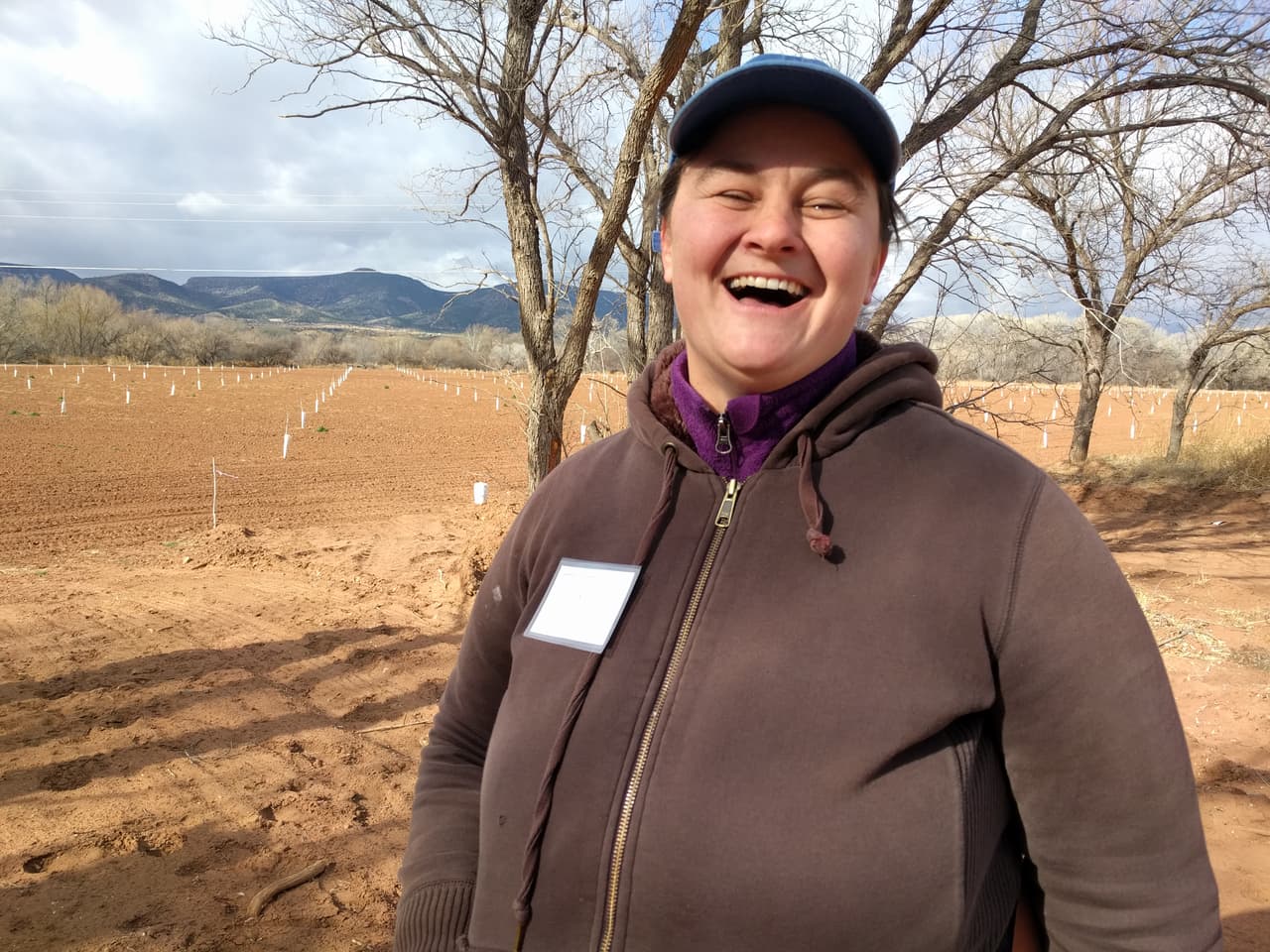 La organización Nature Conservancy está apoyando a los agricultores en la zona para poder adquirir territorios. En cada caso, ellos se comprometen a un plan de ahorro de agua y a cambiarse a sistemas y a cultivos que sean menos sedientos. Esta es Kim Schonek de la iniciativa Verde River Water.