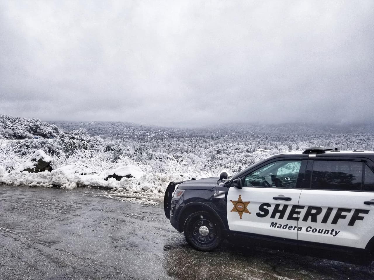 En las montañas del condado de Madera, el Alguacil monitorea posibles complicaciones en las rutas.