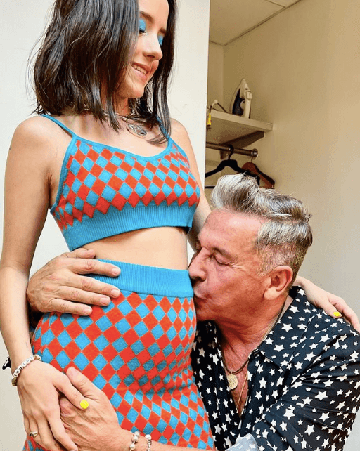 Compartir con sus fans su faceta de embarazada también incluye una serie de instantáneas de varios outfits con los que Evaluna deja en claro su estilo sofisticado y juvenil como este conjunto de top y falda tejida.