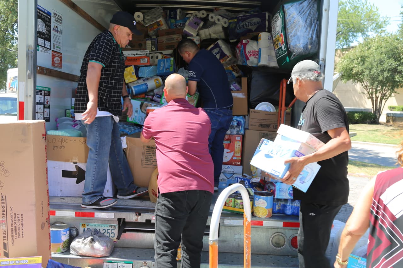 Así se cargo el camión con ayudas para los damnificados en Houston por radioescuchas y 'El Bueno, La Mala y El Feo'.