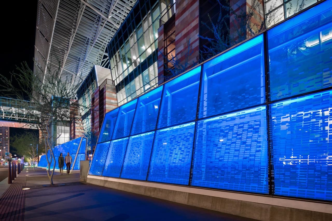 “La ciudad de Phoenix está iluminando el Ayuntamiento y el Centro de Convenciones azul en apoyo del equipo de primera respuesta y los héroes médicos de primera línea. Sobrellevaremos esta crisis gracias a su arduo trabajo”, publicó la alcaldesa Kate Gallego.
<br>