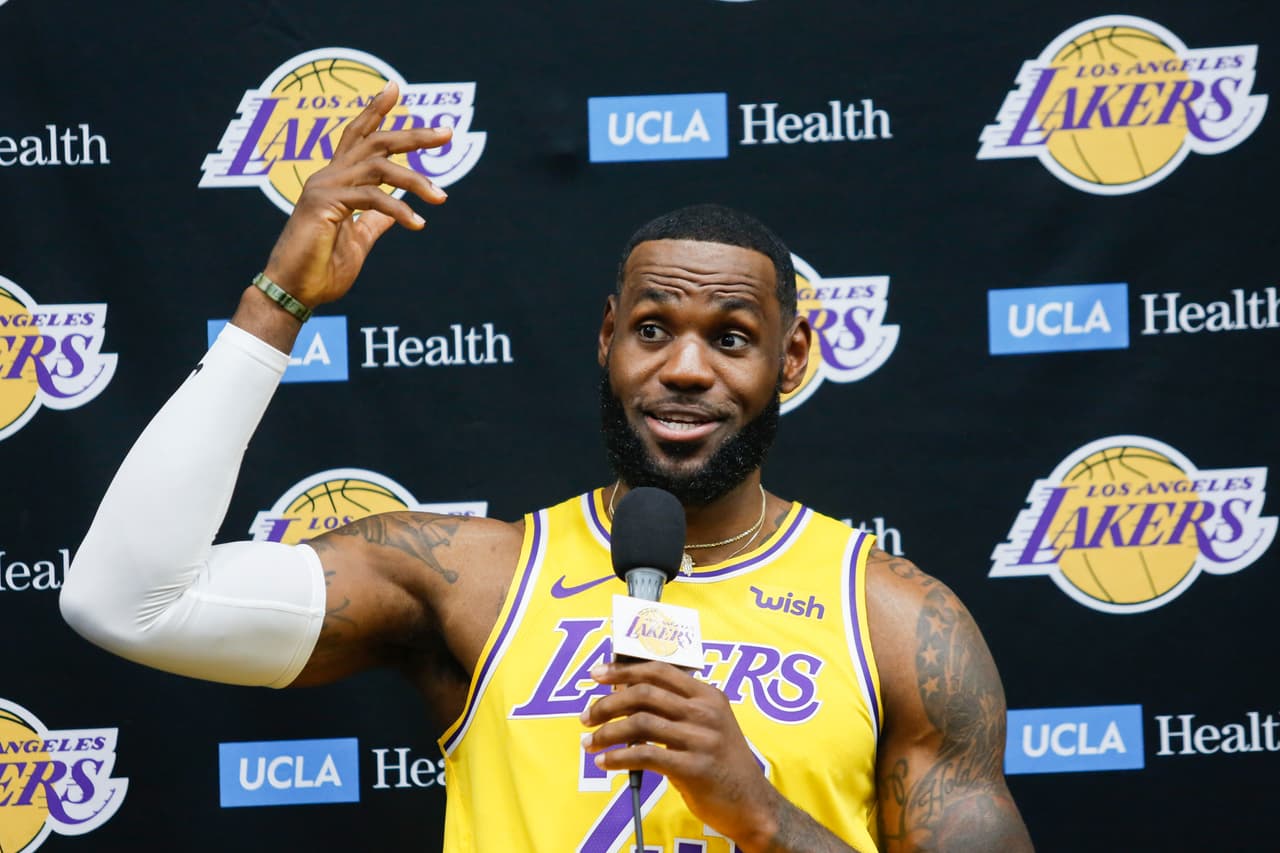 LeBron James, aparte de tener contrato millonario con los LA Lakers, es inversionista del Liverpool FC y dueño de las pizzerías Blaze, también ha mostrado interés en la tecnología. No olvidemos el contrato vitalicio que mantiene con la marca Nike.