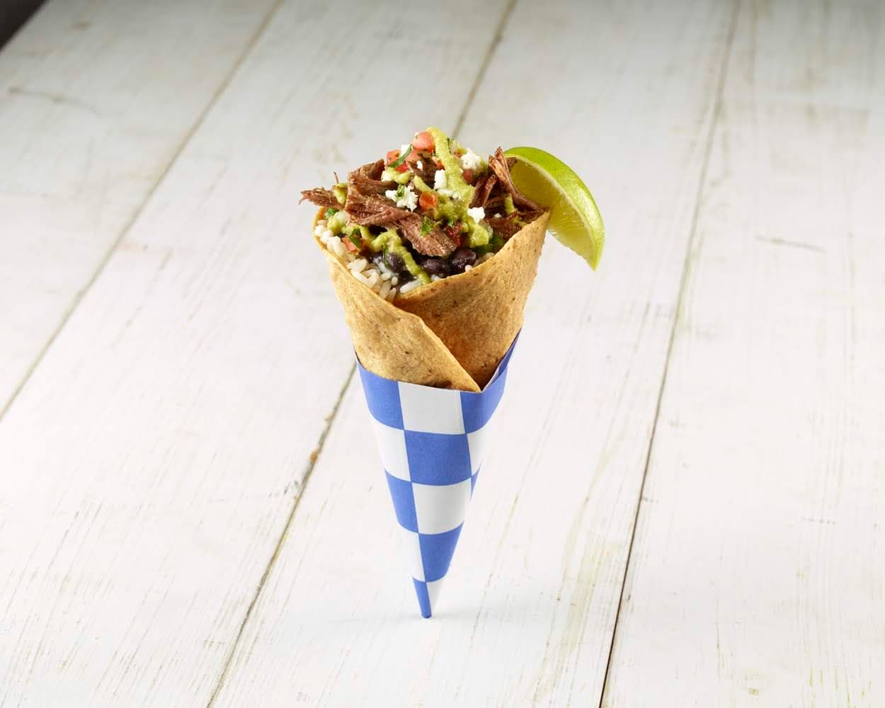 RUTH’S STUFFED FRIED MEXI-CONE - Barbacoa tierna, sabrosa, marinada, cocinada a fuego lento, servida en una concha de tortilla en forma de cono de helado con frijoles negros y arroz con cilantro. Está cubierto con pico de gallo, queso fresco y salsa verde casera. El regalo de mano perfecto para disfrutar mientras paseas por la Feria.