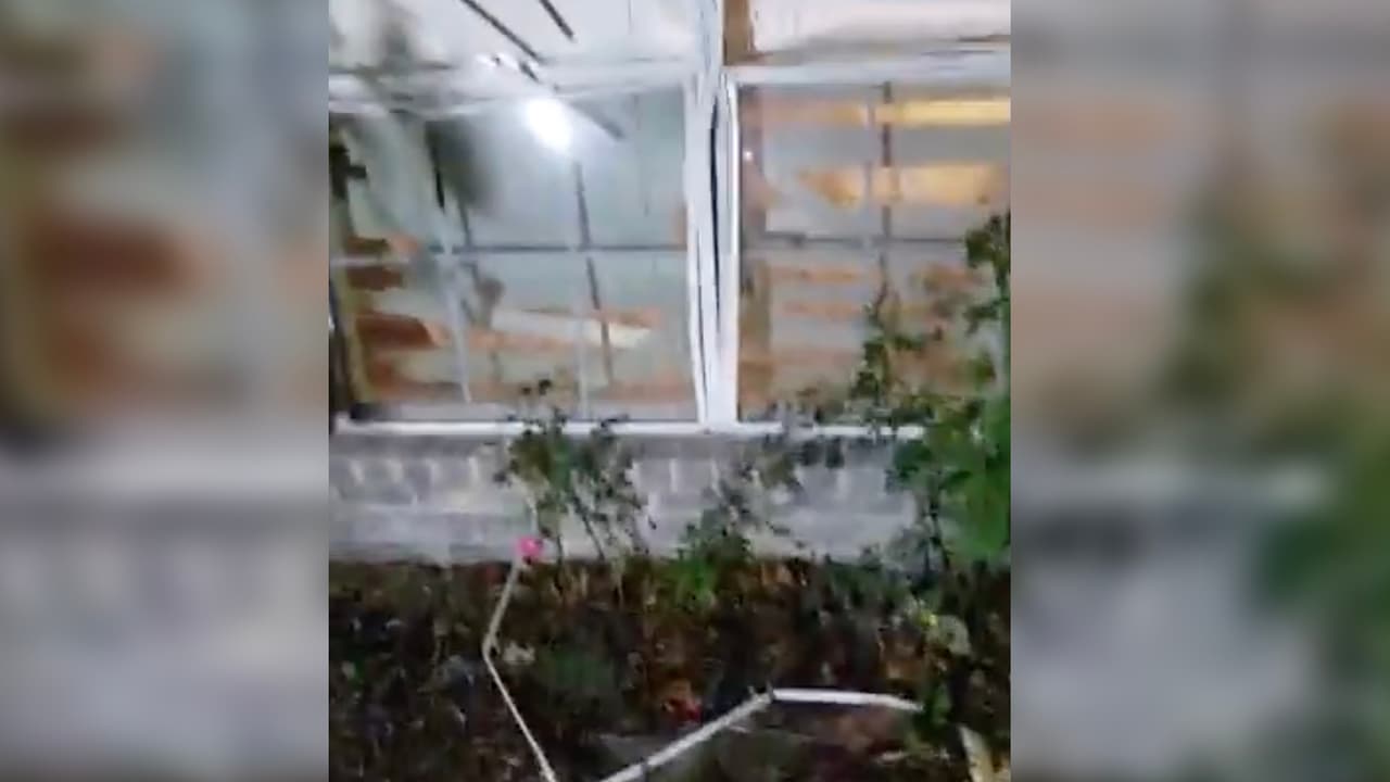 “Desperté y vi que un edificio de una sola planta estaba partido a la mitad”, dijo Salomón quien es originario del estado mexicano de Veracruz y vive cerca del área de la explosión.