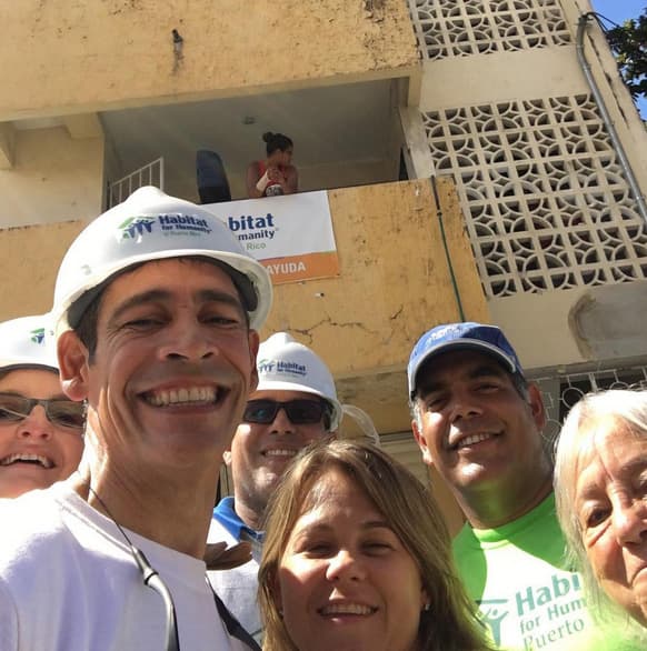 "Les presento al equipo de #habitatforhumanityPR con el cual hoy tuve el placer de conocer el edificio y a las 5 familias puertorriqueñas que obtendrán mediante su esfuerzo y trabajo el beneficios de poseer por primera ves una vivienda propia", contó Johnny. (Octubre 17, 2015)