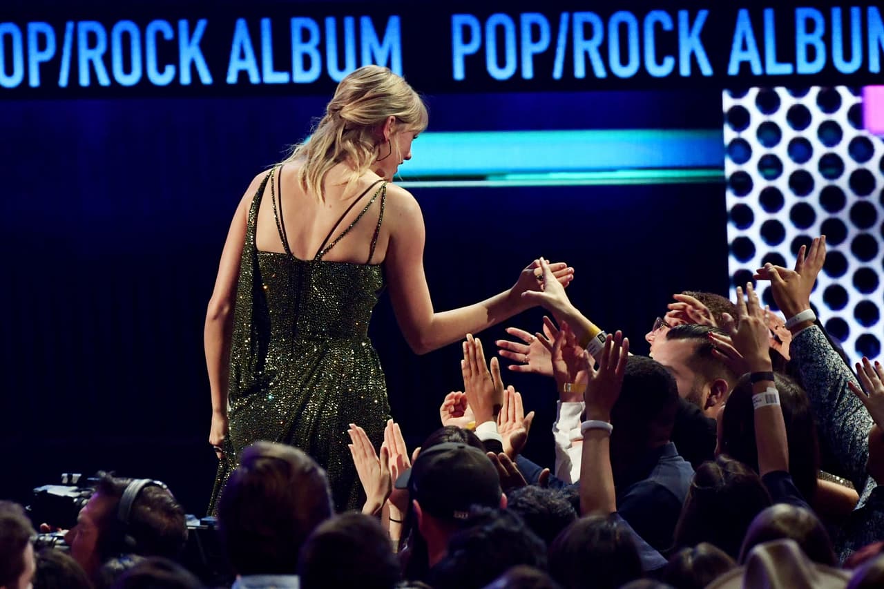 Además, ganó las categorías de Álbum Favorito Pop, por su disco 'Lover'; Video Musical Favorito, por '
<b><a href="https://www.youtube.com/watch?v=Dkk9gvTmCXY" target="_blank">You need to calm down</a></b>'; Artista Femenina Pop/rock y Artista Favorita de Adulto Contemporáneo.