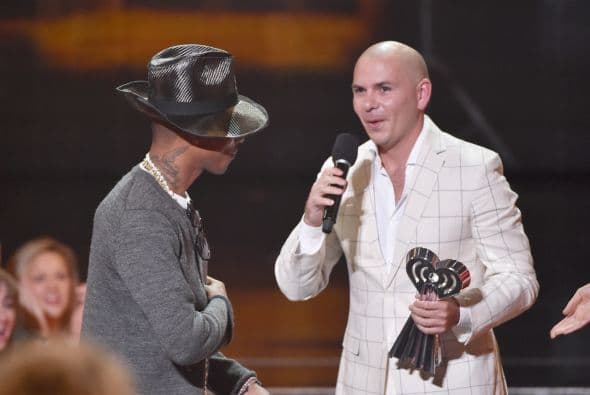 Pharrell William le entregó el premio a mejor colaboración a Pitbull.