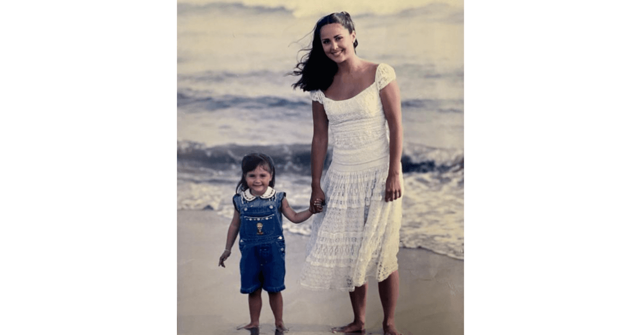 Natalia Esperón con su hija mayor de niña.