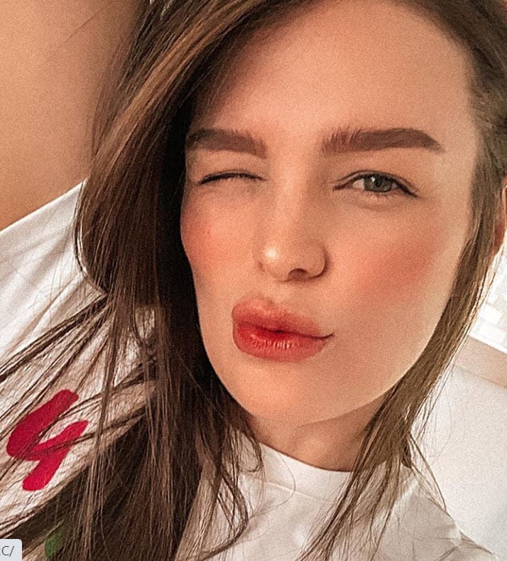 "Cómo es la vida: 
<b><a href="https://www.univision.com/carros/carros-y-famosos/asi-es-el-lujoso-carro-con-el-que-anuel-aa-sorprendio-a-karol-g-en-su-cumpleanos-fotos" target="_blank">ayer estaba feliz con mi familia</a></b> y con los que amo y ya hoy en estas, pero Dios está conmigo". 
<br>