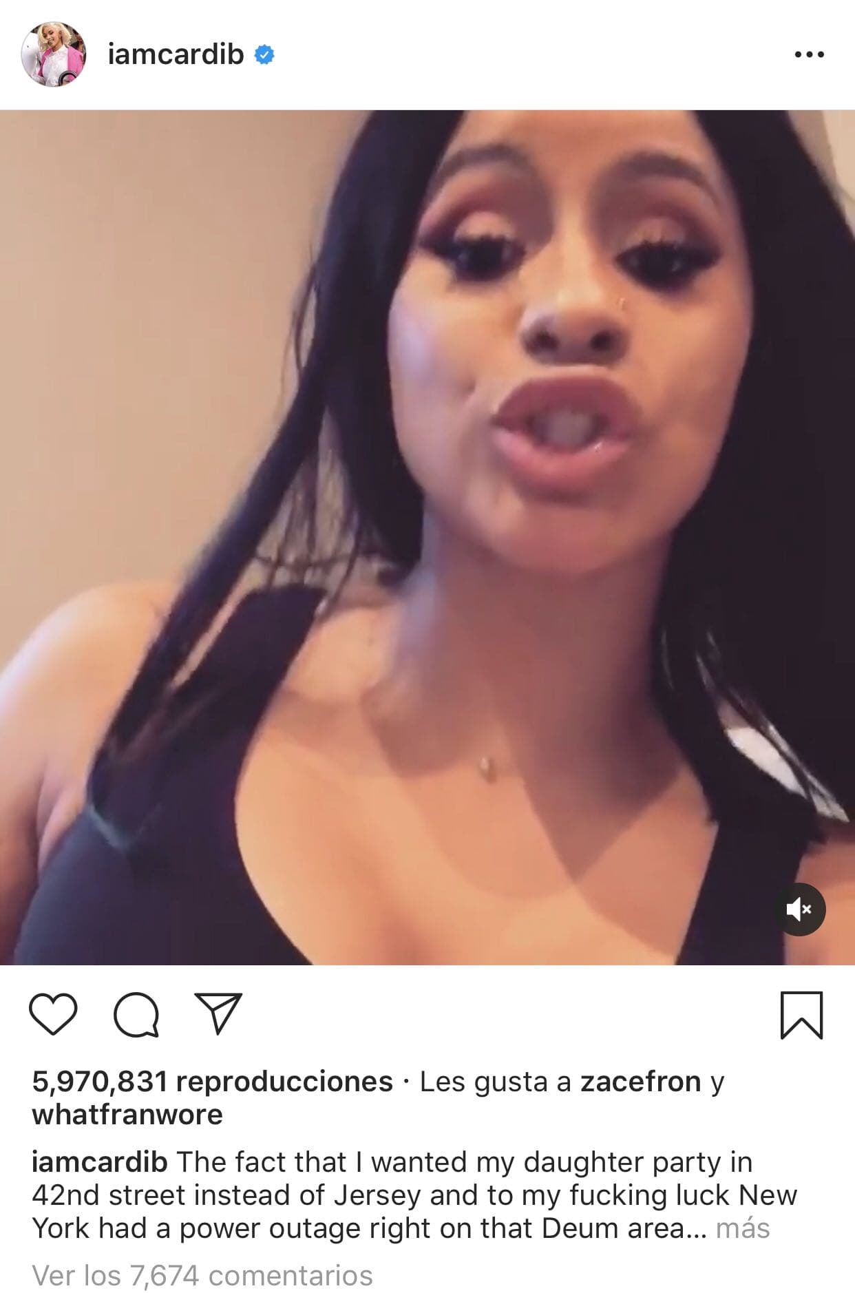 "La luz se fue como una hora, no había luz, no había música [...] luego las luces volvieron a encenderse por completo, pero luego volvieron a apagarse cuando estaba a punto de cortar el pastel [...] ¡Y luego volvieron a encender las luces y nadie quería irse!", dice en el video.