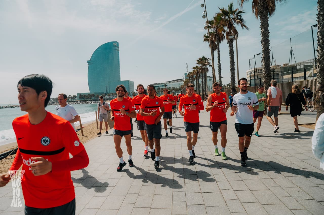El Frankfurt celebró en la playa de la Barceloneta el triunfo histórico en el Camp Nou para eliminar al Barça de la Europa League.