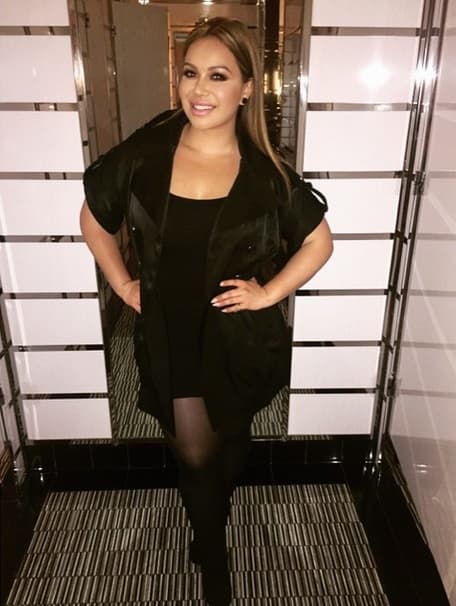 Además, sigue presumiendo sus selfies súper fashionista.