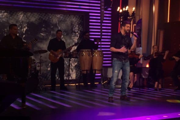 El guapo artista español pasó por el show para hacer suspirar a la audiencia con su música ¡y esa sonrisa!