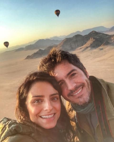 El día de la boda, Eugenio Derbez comentó a la revista Hola que aunque ya habían platicado sobre la posibilidad de que la pareja le de nietos él les recomendó esperarse y disfrutar su matrimonio sin hijos.