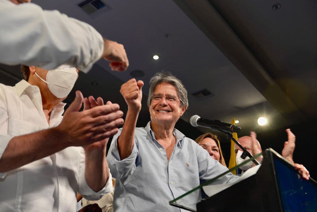 Exbanquero Guillermo Lasso vence en las elecciones presidenciales en Ecuador