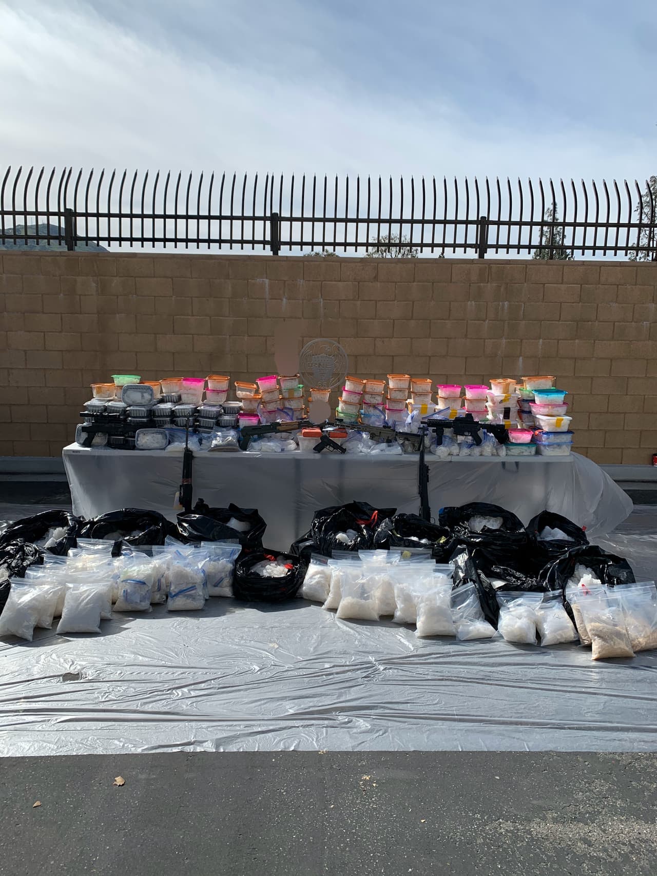 Esta es parte de la droga incautada a un grupo delictivo en el condado de San Bernardino. Las autoridades no han confirmado si las miles de libras de metanfetamina pertenecían a células de carteles mexicanos de la droga en EEUU.