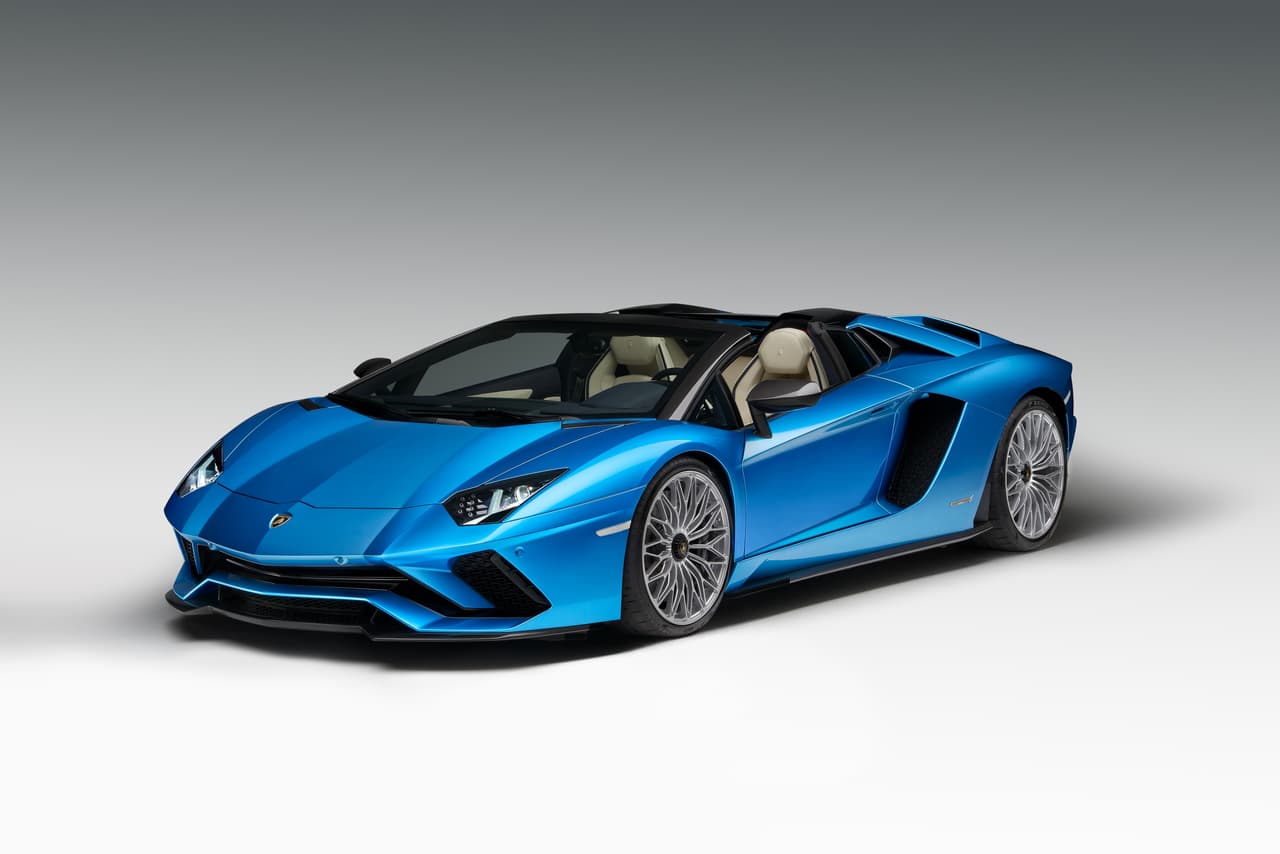 Su más reciente compra, el
<b><a href="https://www.univision.com/temas/lamborghini" target="_blank">Lamborghini Aventador S Roadster</a></b>, tiene un precio a partir de 425,000 dólares. La cantante aseguró que ella pagó por su 'Lambo' azul y su marido por el de él.