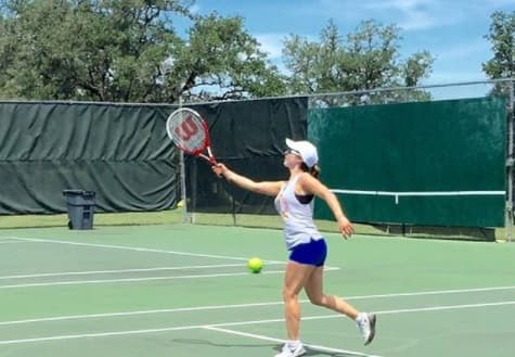 Como cualquier pretexto es bueno para ejercitarse, Priscila decidió tomar sus primeras clases de tenis.