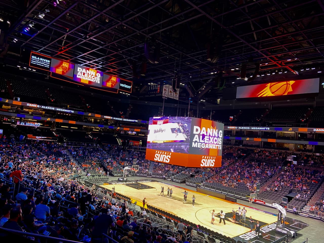Los boletos de admisión general para 
<i>la fiesta de observación</i> [watch party] en la Arena de los Phoenix Suns para el Juego 3 costarán $10. Los niños menores de 2 años serán admitidos de forma gratuita.