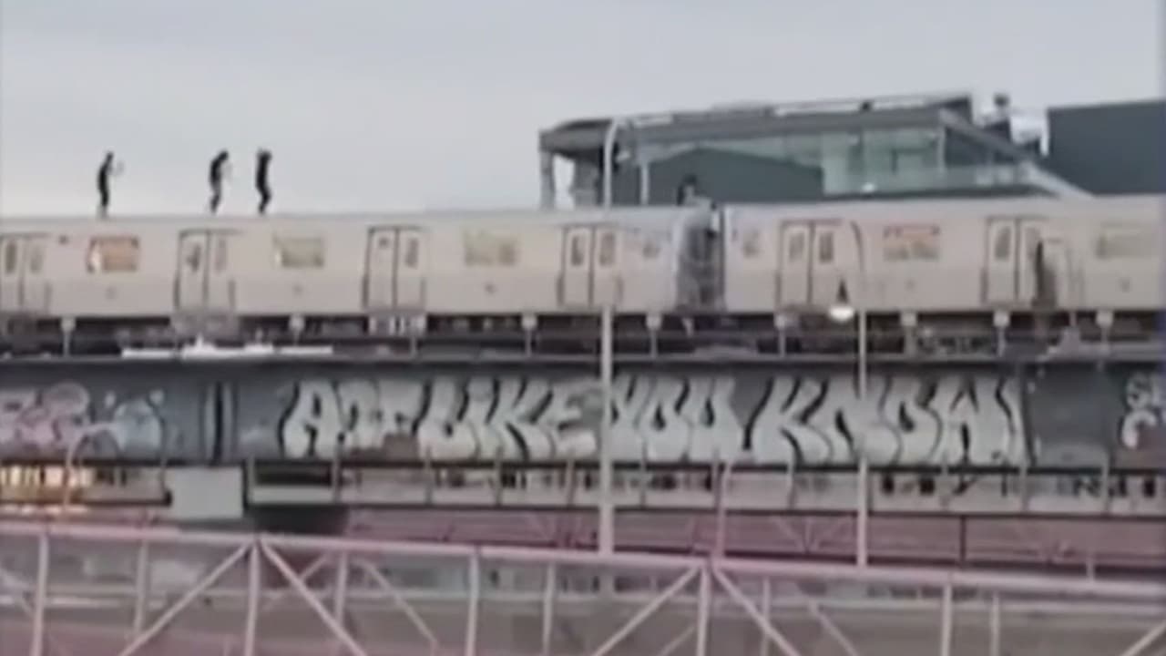 Muere joven al surfear. El 1 de diciembre 
<b><a href="https://www.univision.com/local/nueva-york-wxtv/muere-joven-surfista-subway-williamsburg" target="_blank">un joven surfista del subway murió al caer del tren en Williamsburg. </a></b>
<br>
<br>El accidente sucedió a la altura de Essex y Delaney, justo cuando el tren en el que el joven surfeaba, se acercaba a la 
<b>estación de</b> 
<b>Marcy Ave, en Brooklyn.</b>