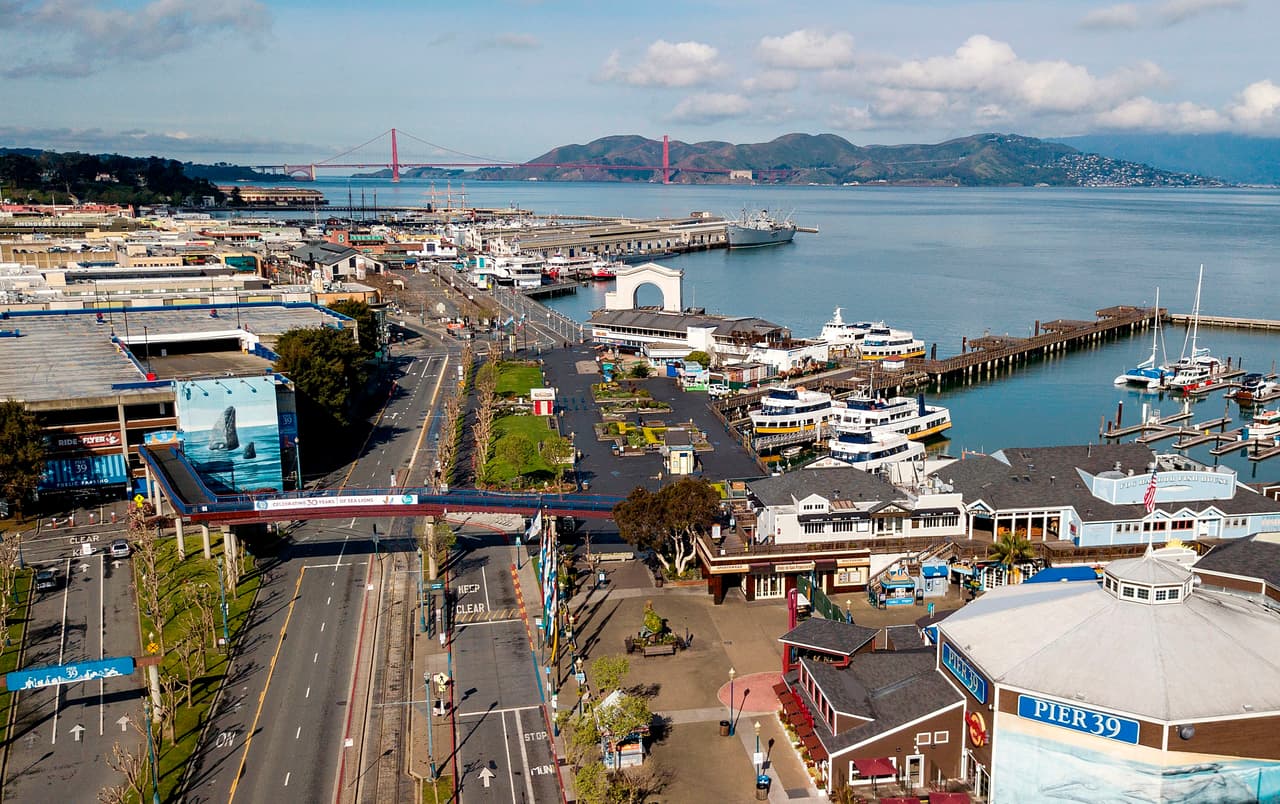 “Cambiar nuestra rutina de manera temporal es absolutamente necesario para reducir la propagación de esta pandemia”, dijo la directora de Salud Pública del condado Santa Clara. En la imagen, la zona turística de Fisherman's Wharf en San Fancisco.