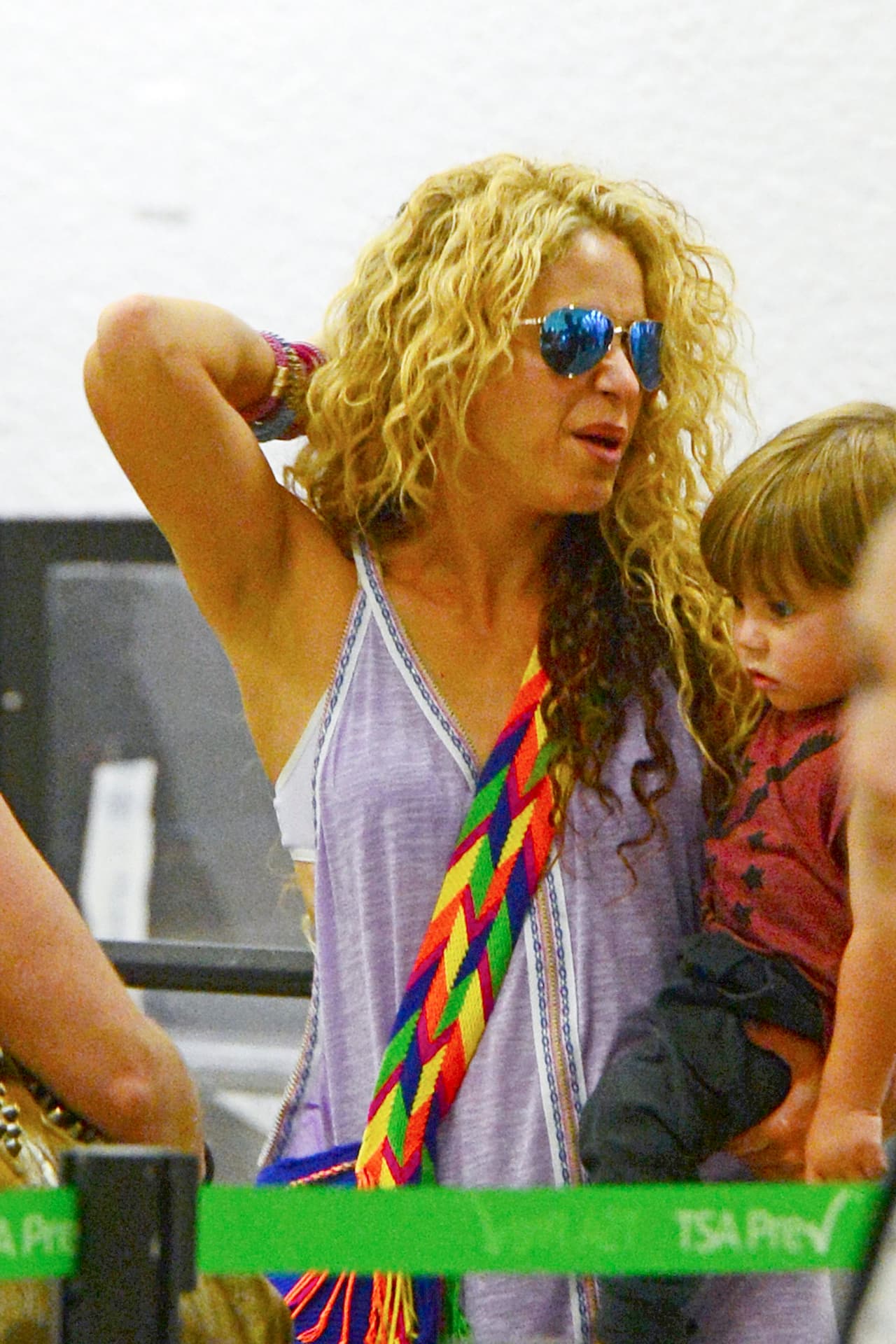 Shaki tuvo que hacer fila como todos los demás.