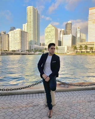 'El Bebeto' acaba de lanzar el disco 'Mi persona preferida', producido nada más y nada menos que por 
<b>Espinoza Paz. </b>Sin duda este es uno de los logros que lo colocan frente a sus contrincantes de la categoría Regional Roots 2.0.