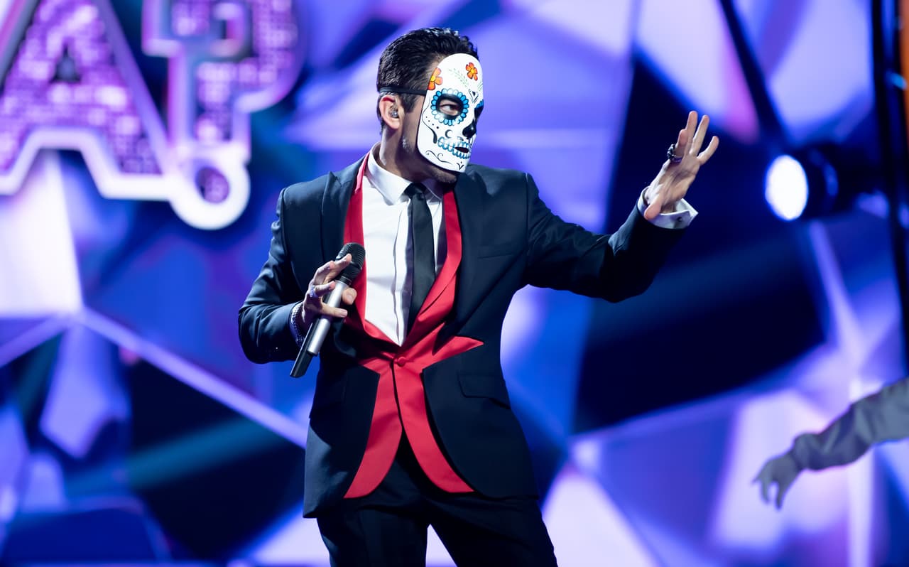 El cuarto programa de ¿Quién Es La Máscara? tuvo un arranque espectacular, iniciando con Omar Chaparro, su conductor.