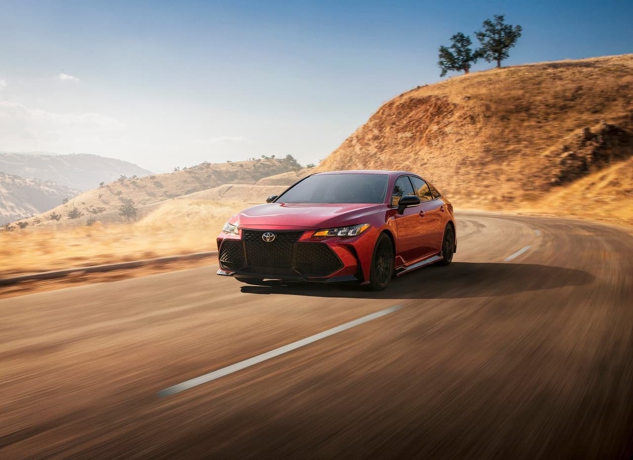 <h3 class="cms-H3-H3"><b>Sedán grande</b></h3>
<br>
<br>
<b>Vehículo dominante:</b> Toyota Avalon
<br>
<b>Porcentaje de unidades vendidas con más de 200k millas:</b> 2.6%
<br>
<b>Comparado con el promedio del segmento:</b> 2.2x
<br>
<br>El Toyota Avalon ofrece un interior espacioso y sirve como alternativa capaz y cómoda para aquellos que desea un vehículo familiar pero que no requieren del espacio adicional que provee una SUV o miniván.