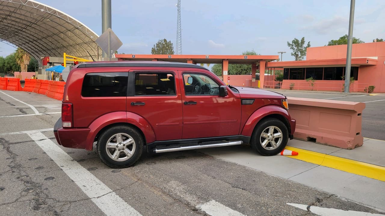 Agentes de la estación de Ajo respondieron a una llamada de presuntos migrantes que vieron subiendo a una camioneta cerca de Lukeville. Al darse cuenta de los agentes, el conductor giró hacia el sur e intentó huir a México por el puerto de entrada. El conductor y seis migrantes fueron detenidos.
