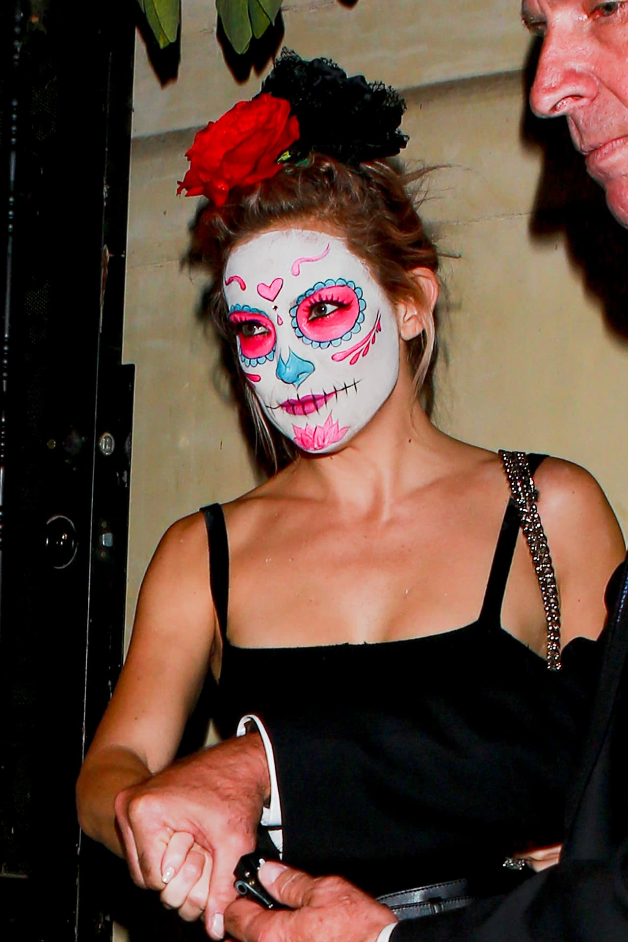 Aún con la figura de la muerte, ella se veía muy jovial mientras iba al Halloween anual de Casamigos, restaurante de George Clooney, el Halloween pasado.