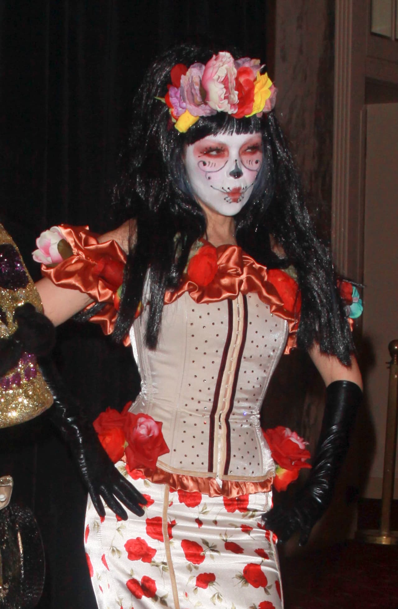 Thalía exhibe con orgullo su ascendencia latina vistiendo como una catrina.