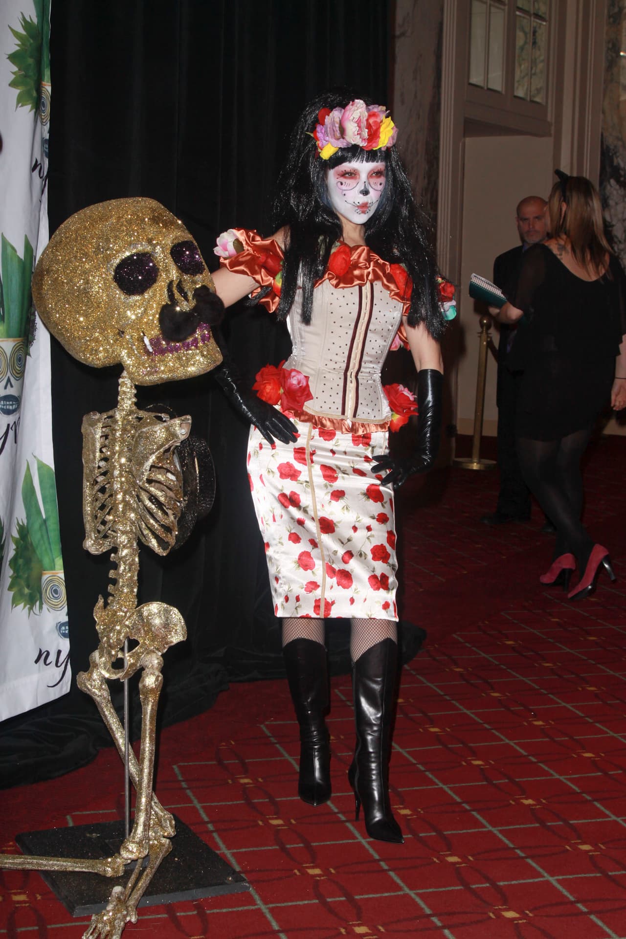 La cantante y empresaria le dio un toque rebelde y actual usando unas botas.