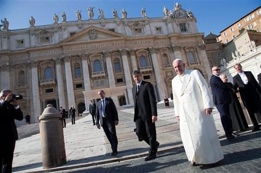 El Vaticano investiga a dos periodistas por filtración de documentos