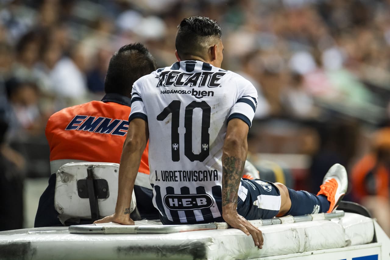 Monterrey vio mermada su ofensiva con par de lesiones en la primera mitad. Primero fue Avilés Hurtado y luego Jonathan Urretaviscaya los que tuvieron que salir del campo por sendas lesiones.