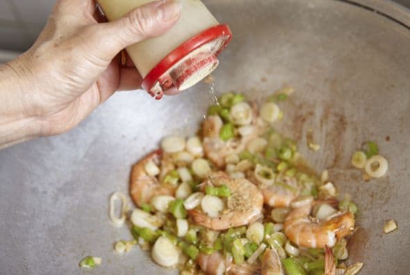 Mezcla todo hasta que esté caliente (unos dos minutos). Sazona con sal y pimienta.